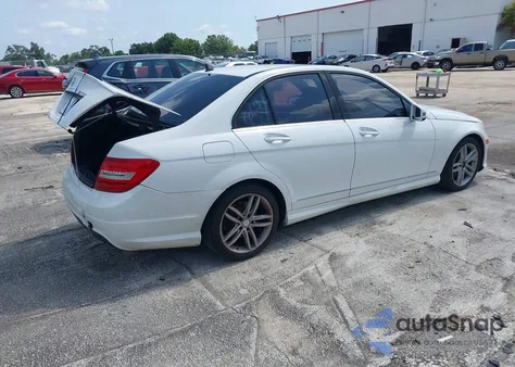 2014 Mercedes-Benz C 250 Luxury/Sport z USA, uszkodzony, nr VIN WDDGF4HB2EA963886